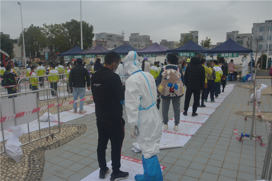 （演練現場，志愿者協助受檢人利用手機進行個人信息登記）_副本.png
