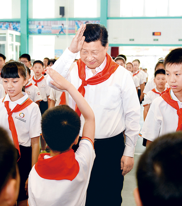 2014年5月30日上午，中共中央總書記、國家主席、中央軍委主席習近平來到北京市海淀區民族小學，參加慶?！傲弧眹H兒童節活動。這是習近平參加少先隊入隊儀式。 新華社記者 李濤/攝