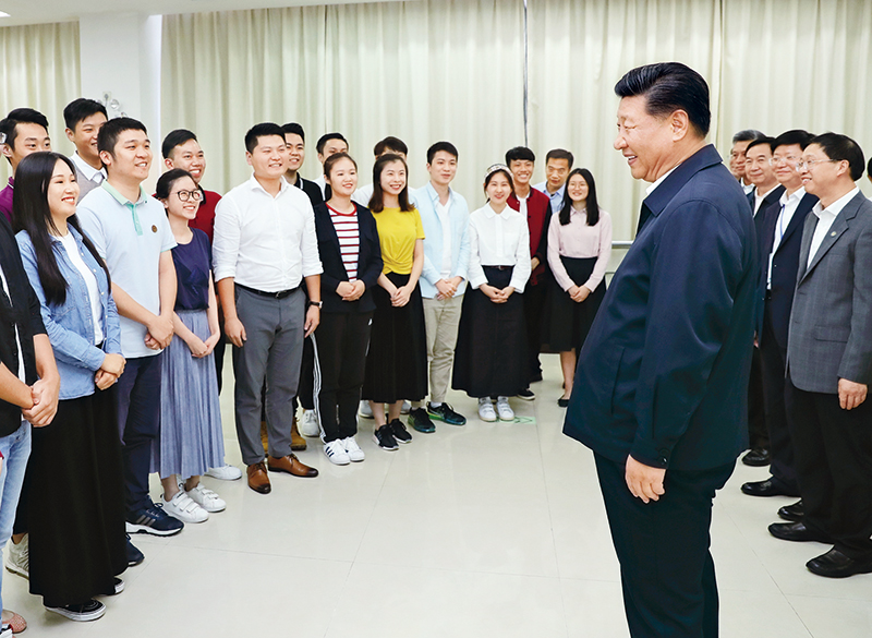 　　2018年10月22日至25日，中共中央總書記、國家主席、中央軍委主席習近平在廣東考察。這是10月24日下午，習近平在廣州考察暨南大學時同部分港澳臺同胞和海外僑胞學生交流。 新華社記者 鞠鵬/攝