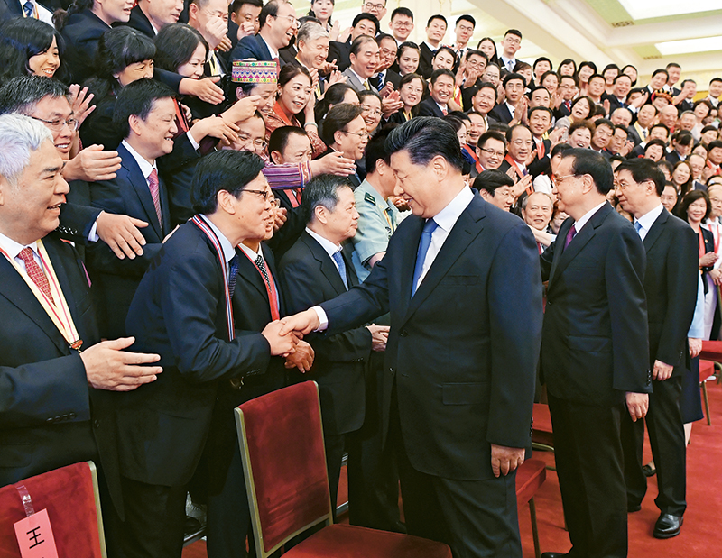 2019年9月10日，黨和國家領導人習近平、李克強、王滬寧等在北京人民大會堂會見慶祝2019年教師節暨全國教育系統先進集體和先進個人表彰大會受表彰代表。 新華社記者 申宏/攝