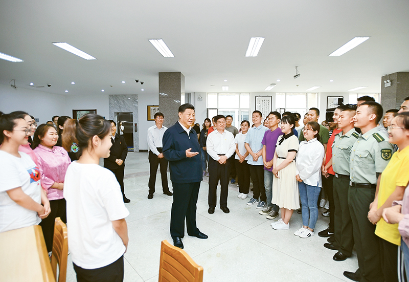 2019年7月15日至16日，中共中央總書記、國家主席、中央軍委主席習近平在內蒙古考察并指導開展“不忘初心、牢記使命”主題教育。這是16日上午，習近平在內蒙古大學圖書館同學生們親切交談，勉勵他們志存高遠、腳踏實地、發奮圖強。 新華社記者 謝環馳/攝