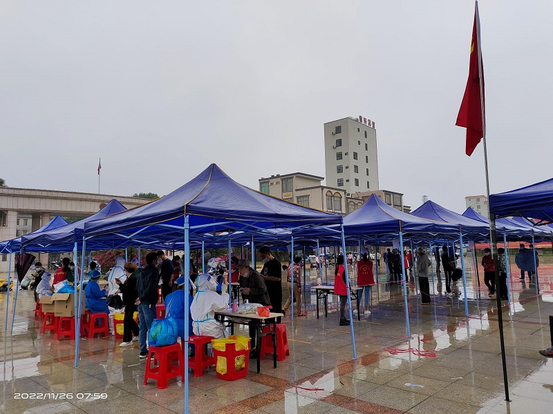 8核酸檢測現場，黨旗高高飄揚.jpg