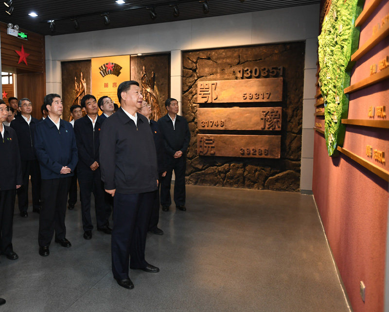 9月16日至18日，中共中央總書記、國家主席、中央軍委主席習近平在河南考察。這是16日下午，習近平來到位于信陽市新縣的鄂豫皖蘇區首府烈士陵園，瞻仰革命烈士紀念堂。 新華社記者 謝環馳 攝