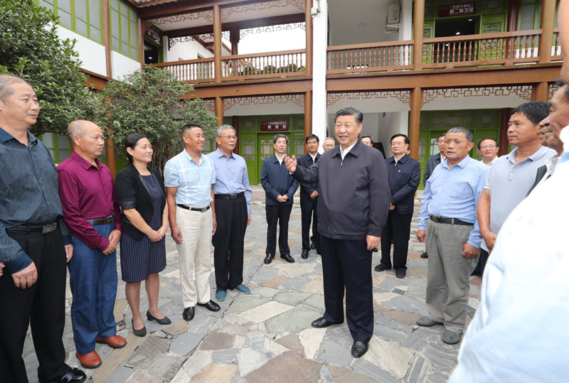 　　9月16日至18日，中共中央總書記、國家主席、中央軍委主席習近平在河南考察。這是16日下午，習近平在位于信陽市新縣的鄂豫皖蘇區首府革命博物館，同當地紅軍后代、革命烈士家屬代表親切交談。 新華社記者 鞠鵬 攝