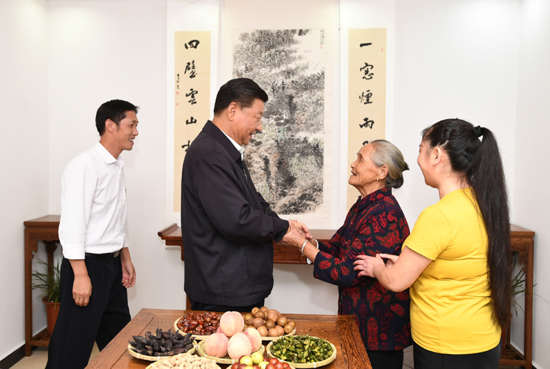　　9月16日至18日，中共中央總書記、國家主席、中央軍委主席習近平在河南考察。這是16日下午，習近平在信陽市新縣田鋪鄉田鋪大塆“老家寒舍”民宿店，同店主一家親切交談。 新華社記者 謝環馳 攝