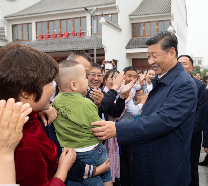 9月16日至18日，中共中央總書記、國家主席、中央軍委主席習近平在河南考察。這是17日上午，習近平在信陽市光山縣文殊鄉東岳村同鄉親們親切交流，祝愿鄉親們生活芝麻開花節節高。新華社記者 謝環馳 攝