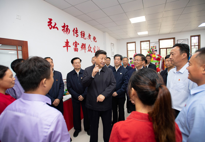 9月16日至18日，中共中央總書記、國家主席、中央軍委主席習近平在河南考察。這是17日上午，習近平在信陽市光山縣文殊鄉東岳村文化接待中心，同當地脫貧致富帶頭人親切交流，勉勵他們帶動更多鄉親們致富。新華社記者 謝環馳 攝