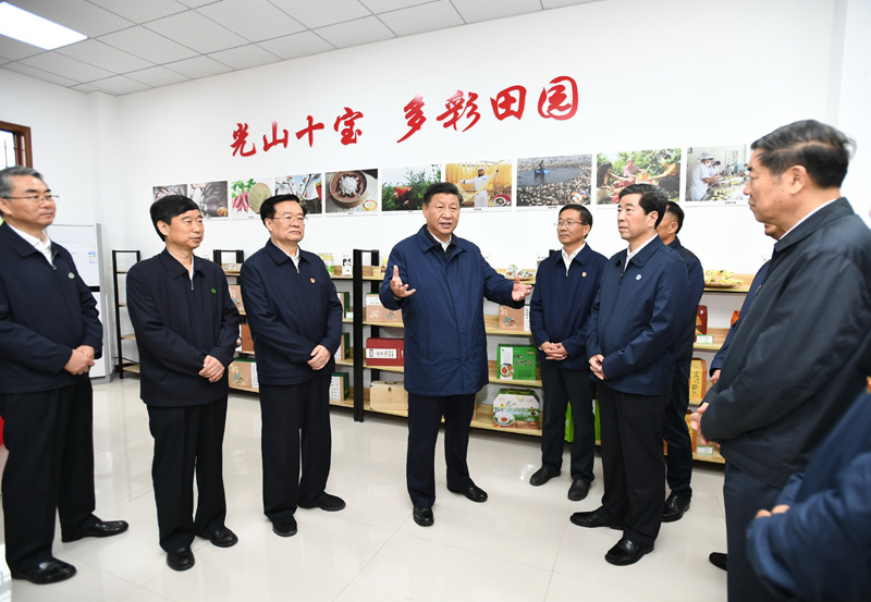 9月16日至18日，中共中央總書記、國家主席、中央軍委主席習近平在河南考察。這是17日上午，習近平在信陽市光山縣文殊鄉東岳村文化接待中心，了解光山縣脫貧工作和中辦在光山縣扶貧工作情況。新華社記者 謝環馳 攝