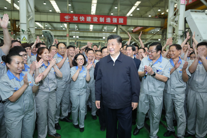 9月16日至18日，中共中央總書記、國家主席、中央軍委主席習近平在河南考察。這是17日下午，習近平在鄭州煤礦機械集團股份有限公司總裝車間同工人們親切交流，鼓勵他們加強自主創新，爭創發展戰略優勢。新華社記者 鞠鵬 攝