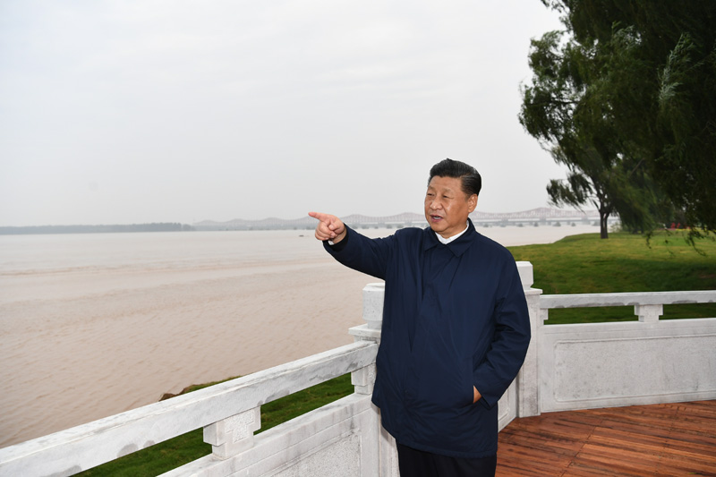 9月16日至18日，中共中央總書記、國家主席、中央軍委主席習近平在河南考察。這是17日下午，習近平在鄭州黃河國家地質公園，眺望黃河鄭州段。新華社記者 謝環馳 攝