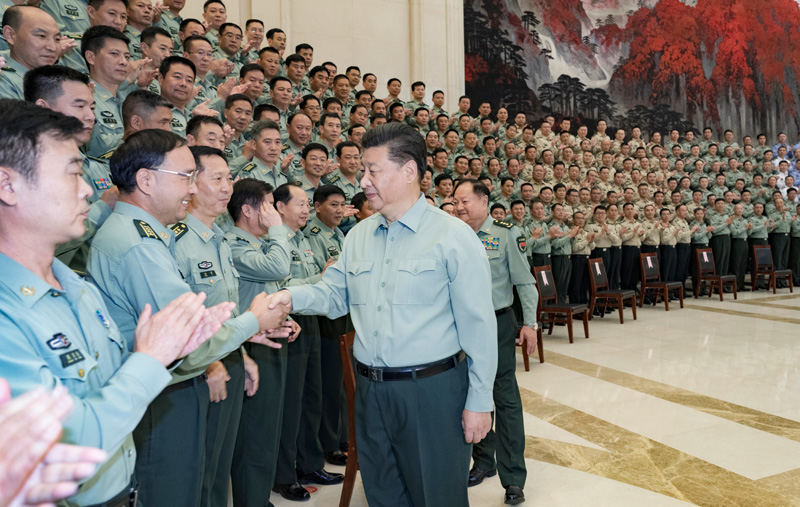 9月16日至18日，中共中央總書記、國家主席、中央軍委主席習近平在河南考察。這是18日上午，習近平在鄭州親切接見駐河南部隊副師職以上領導干部和團級單位主官，代表黨中央和中央軍委向駐河南部隊全體官兵致以誠摯問候。新華社記者 李剛 攝