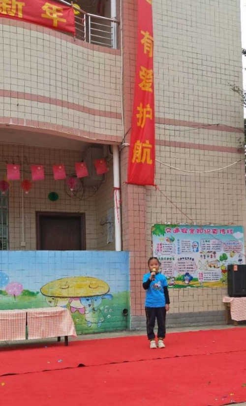 幼兒代表：大三班周欣穎小朋友講話(huà).jpg