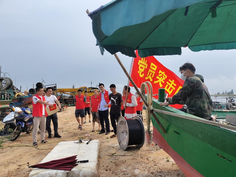 12 埠頭村臨時黨支部檢查漁船安置情況，勸導(dǎo)養(yǎng)殖戶離開危險地帶.jpg