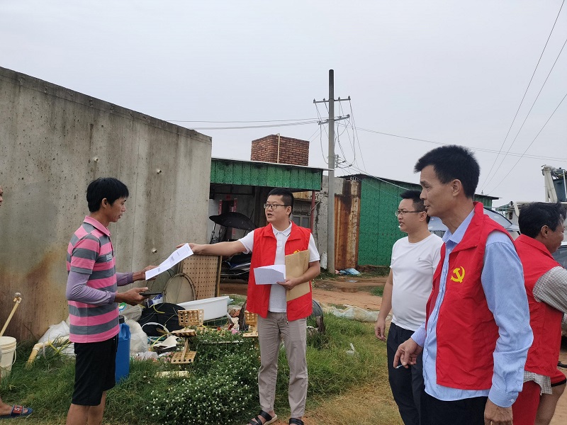 13 埠頭村臨時黨支部檢查漁船安置情況，勸導(dǎo)養(yǎng)殖戶離開危險地帶.jpg