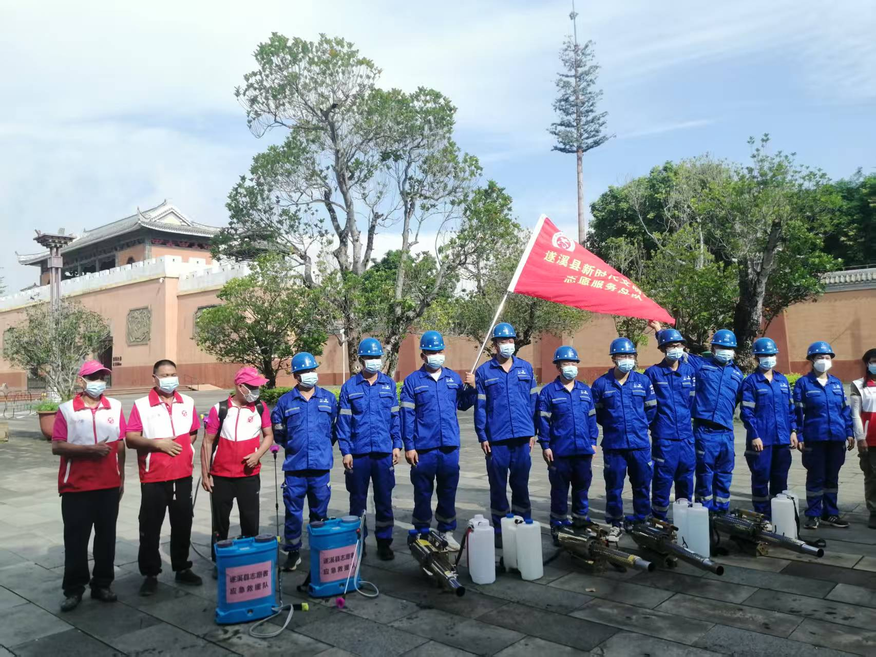 群防群控防疫情  齊心協力護健康丨遂溪縣開展防蚊滅蚊愛國衛生...