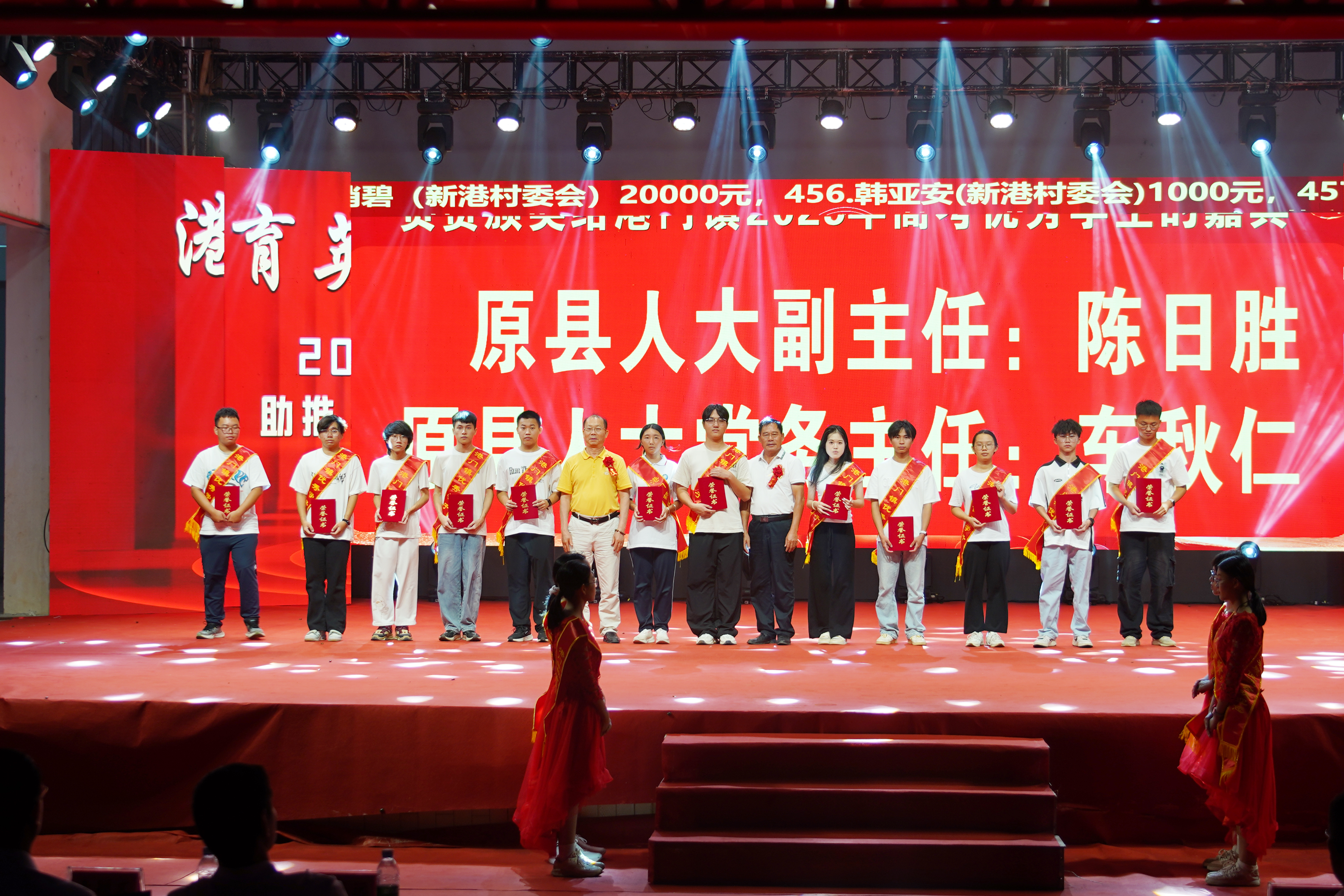 領導嘉賓為優(yōu)秀大學生頒獎3.JPG