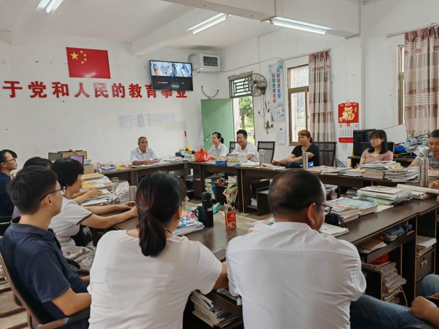 情暖教師節(jié) 關(guān)懷入師心——港門(mén)鎮(zhèn)紀(jì)委開(kāi)展2025年教師節(jié)慰問(wèn)活動(dòng)